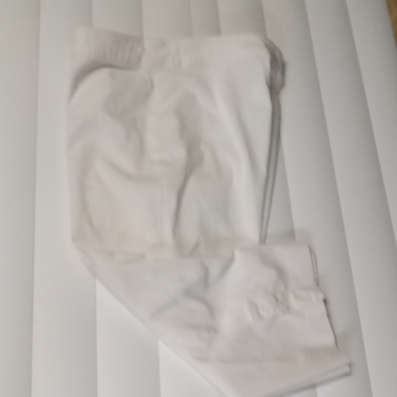 Monroe & Main Capris - Picture 1 of 9